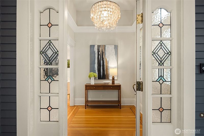 5th image of 716 15th Avenue E