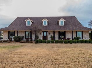 111 Steel Dust Dr, Red Oak, TX 75154