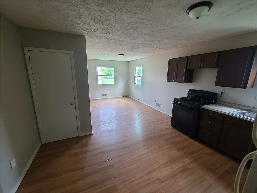 2 bed, $1,400 — Photo 3