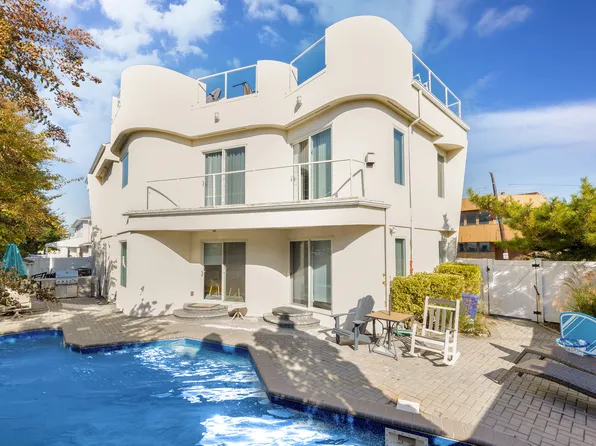 (undisclosed Address), Long Beach, NY 11561