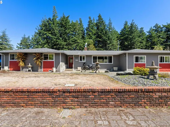 3677 Pine St, North Bend, OR 97459
