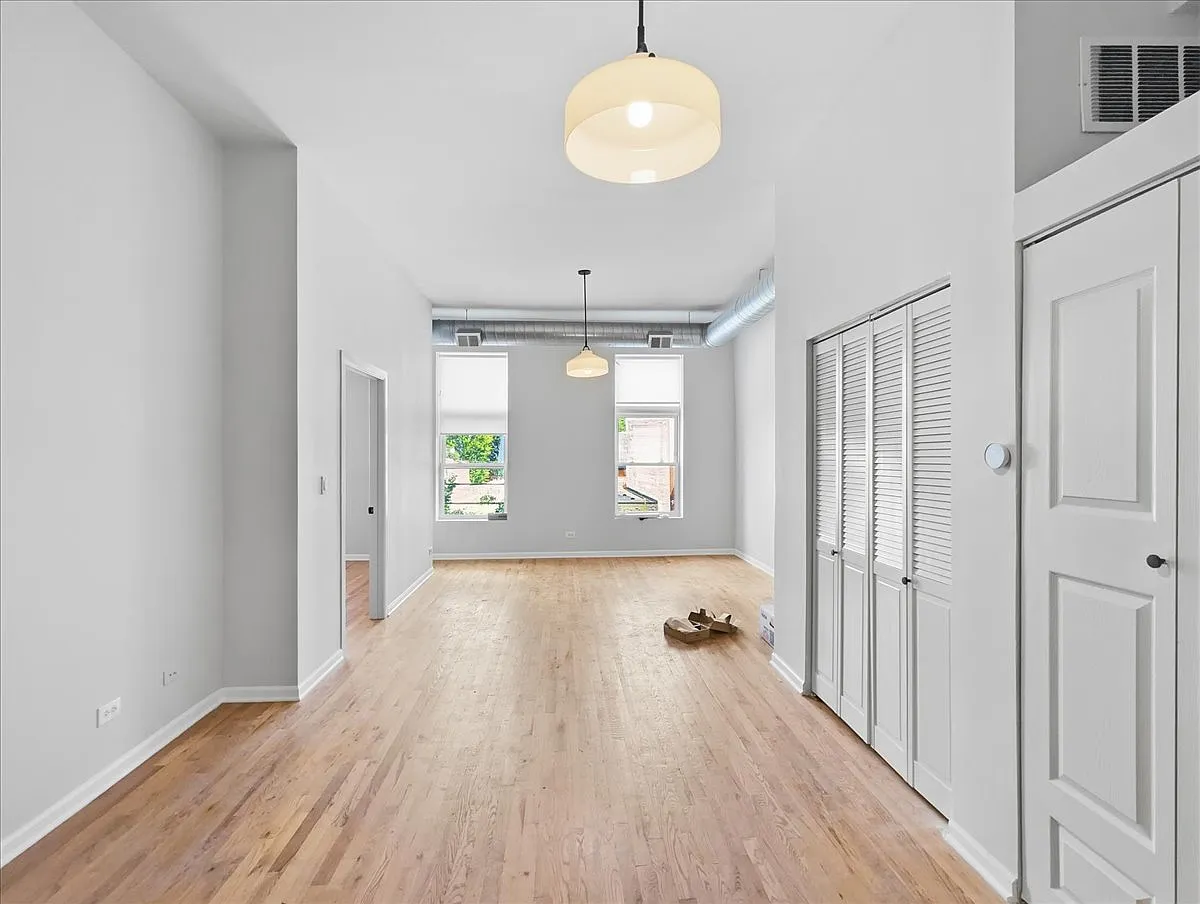 2 bed, 1.0 bath, 1100 sqft, $3,200 — Photo 3