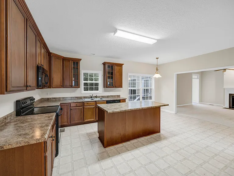 109 Cotoneaster Dr — Photo 5