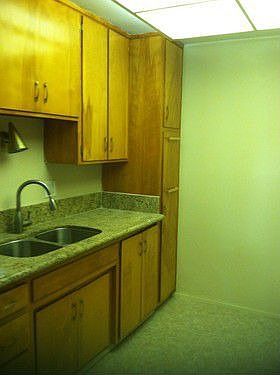 5th image of 929 E Ave