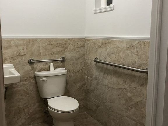 4th image of 253-06 Northern Blvd