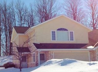 2385 Country Creek Cir #1, West Bend, WI 53095