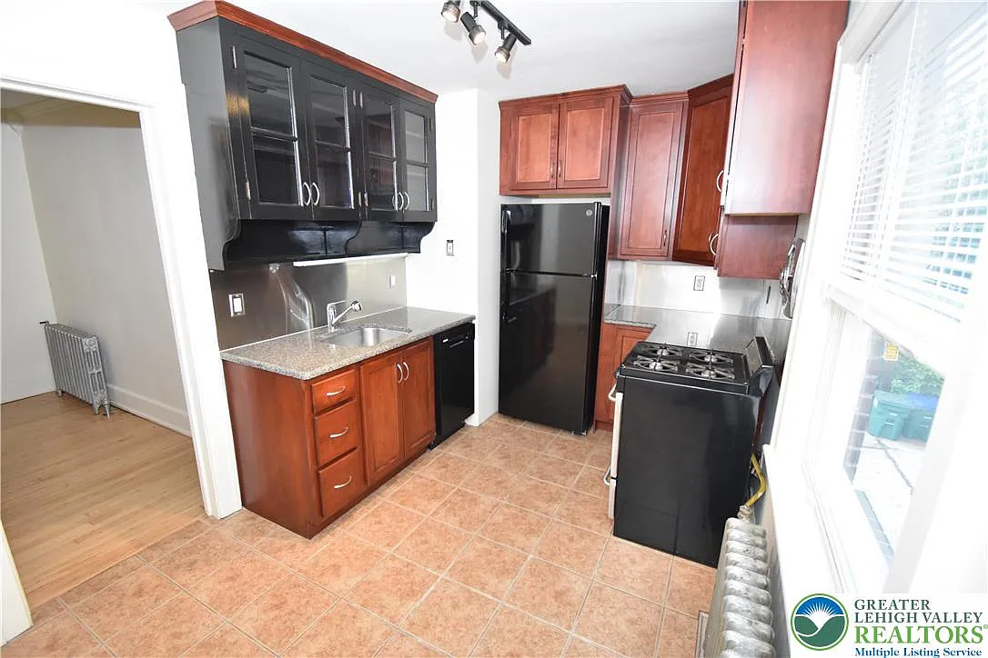2 bed, 1.0 bath, 1040 sqft, $1,650 — Photo 3