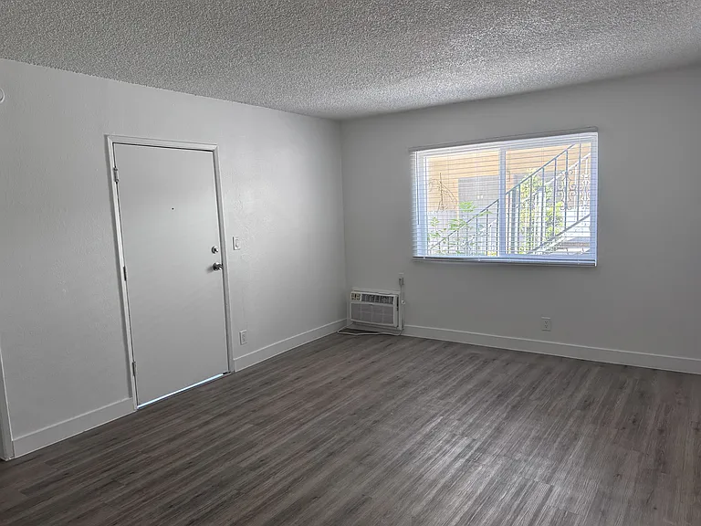 18337 Kittridge St #10 — Photo 3