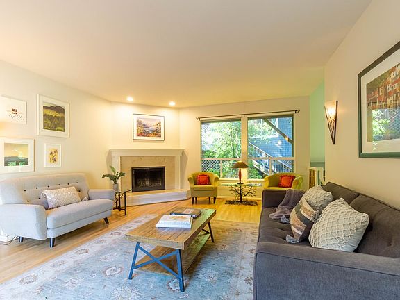 3rd image of 406 Esmeralda Dr