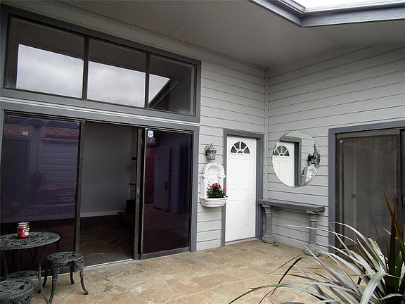 2nd image of 610 Bellaire Dr APT D