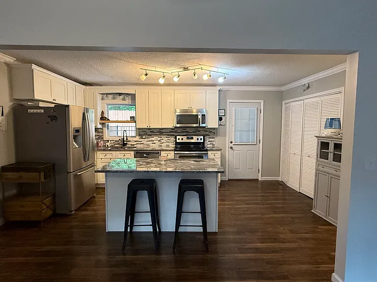 1019 Oakville Ln — Photo 2