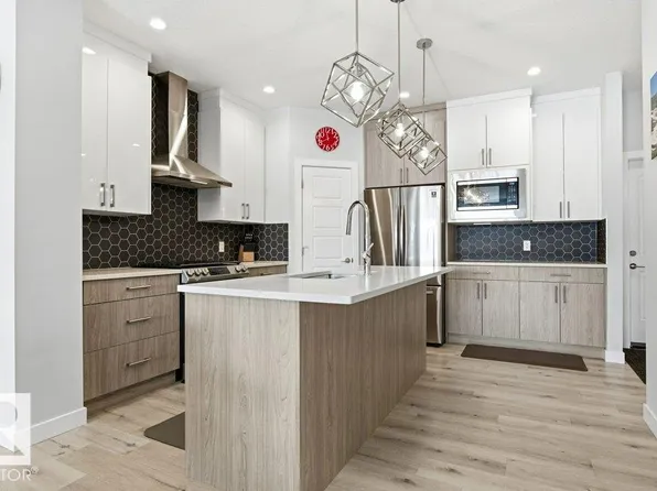 8018 Kiriak Line SW, Edmonton, AB T6W 4V2