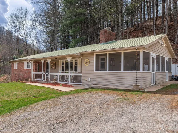 63 Memory Dr, Waynesville, NC 28786