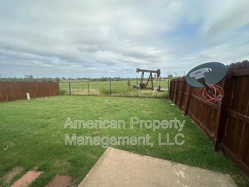 3 bed, 2.0 bath, 1161 sqft, $1,350 — Photo 3