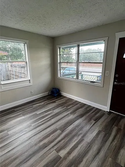1658 Hempel Ave — Photo 9