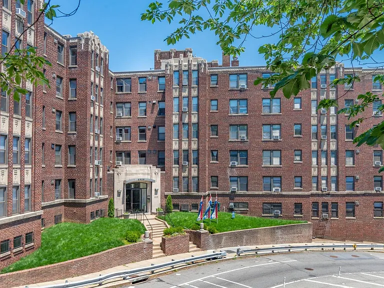 Adams Garden Towers — Photo 22
