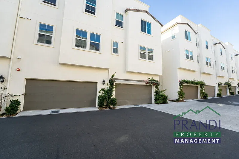 4 bed, 3.5 bath, 1750 sqft, $5,200 — Photo 3
