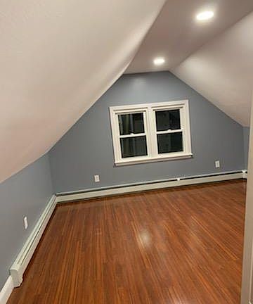 4th image of 284 Burnsford Ave