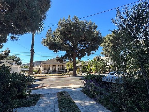 3rd image of 724 De La Vina St #724