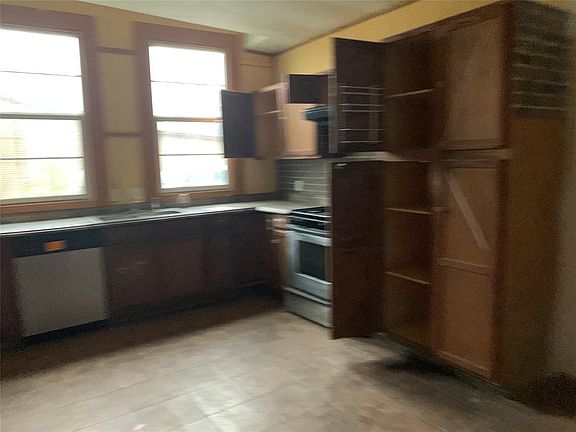5th image of 401 E 4th St