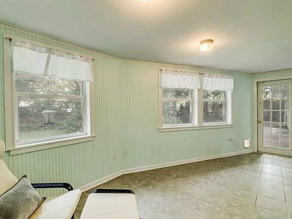 4th image of 934 Parkwood Dr