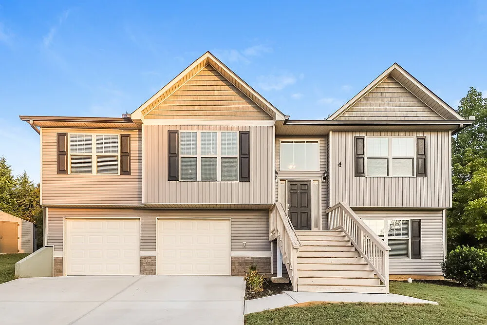 5 bed, 3.0 bath, 2070 sqft, $2,305 — Photo 1