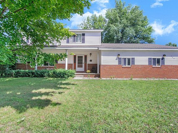 4th image of 320 Hillcrest Dr