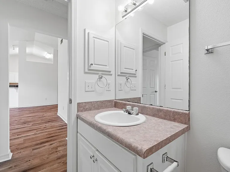 2030 Hawthorne Dr — Photo 31