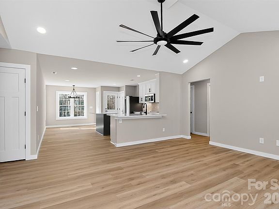 3rd image of 640 Union Cemetery Rd