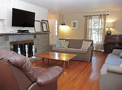 Large flatscreen w/DVR, seating for 8