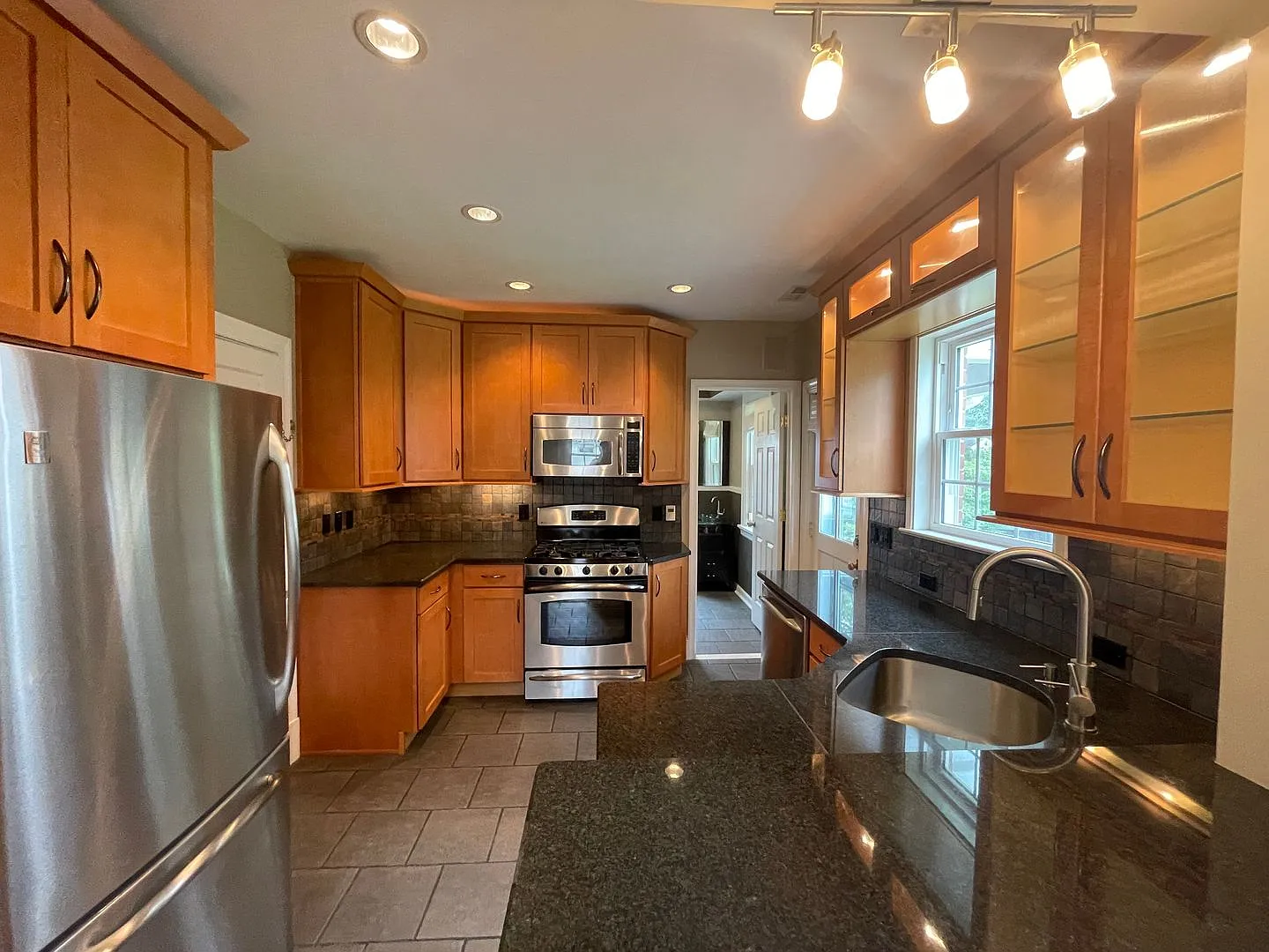 Charming Brick Cape in Colonial Place — Photo 4