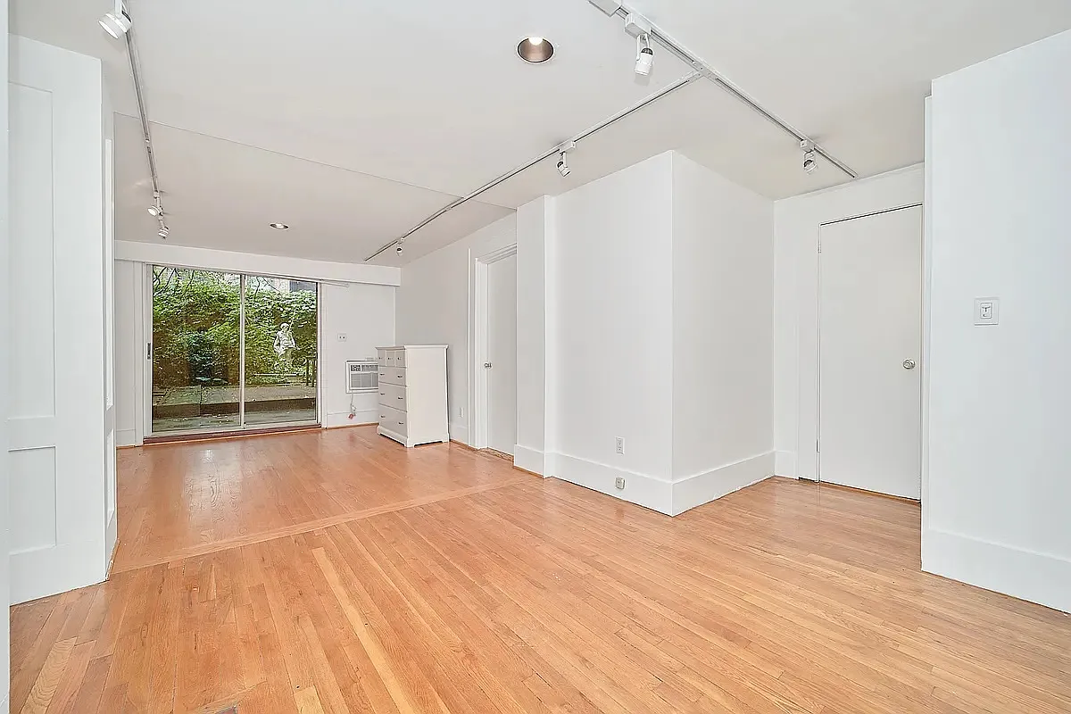 241 West 24th Street — Photo 1