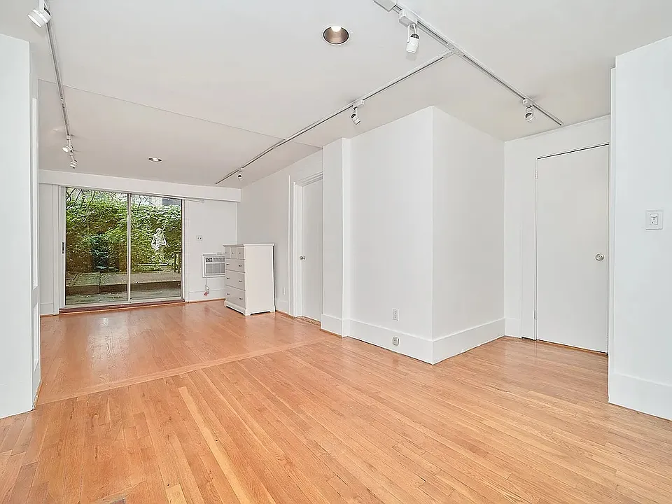 241 W 24th St #1B