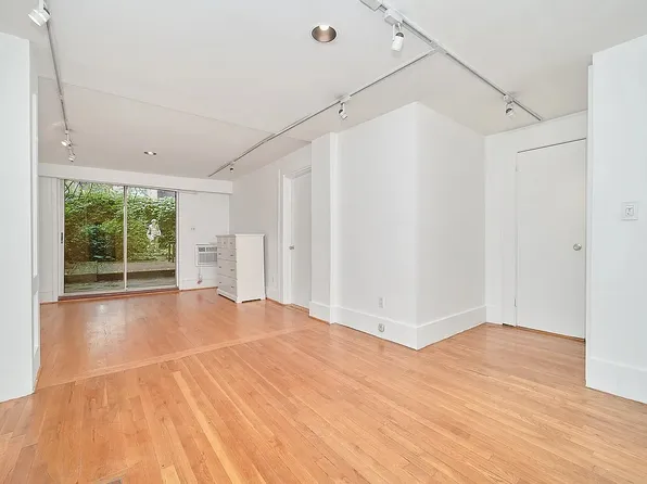 241 West 24th Street image 1 of 7