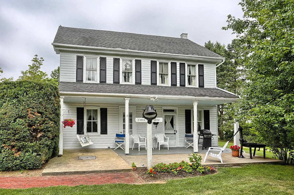621 Laurel Ln photo 1