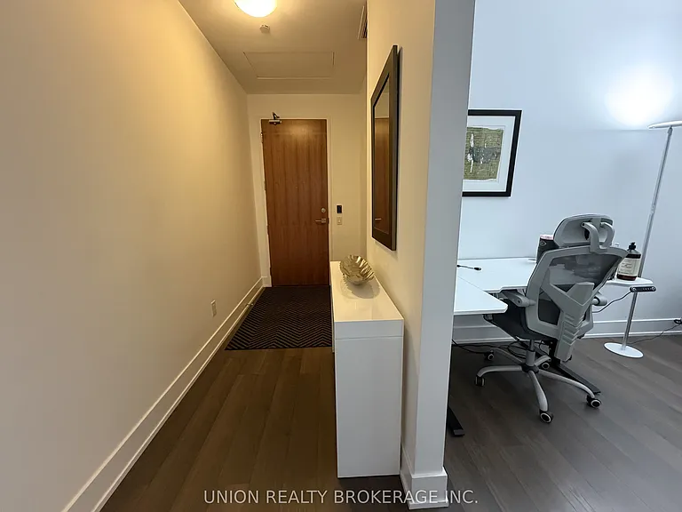 111 Saint Clair Ave W #1527 — Photo 2
