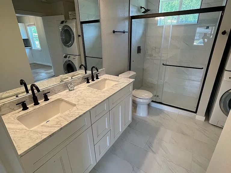 1605 Hawthorne Ln — Photo 12
