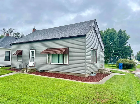 109 W Grover St, Hinton, IA 51024