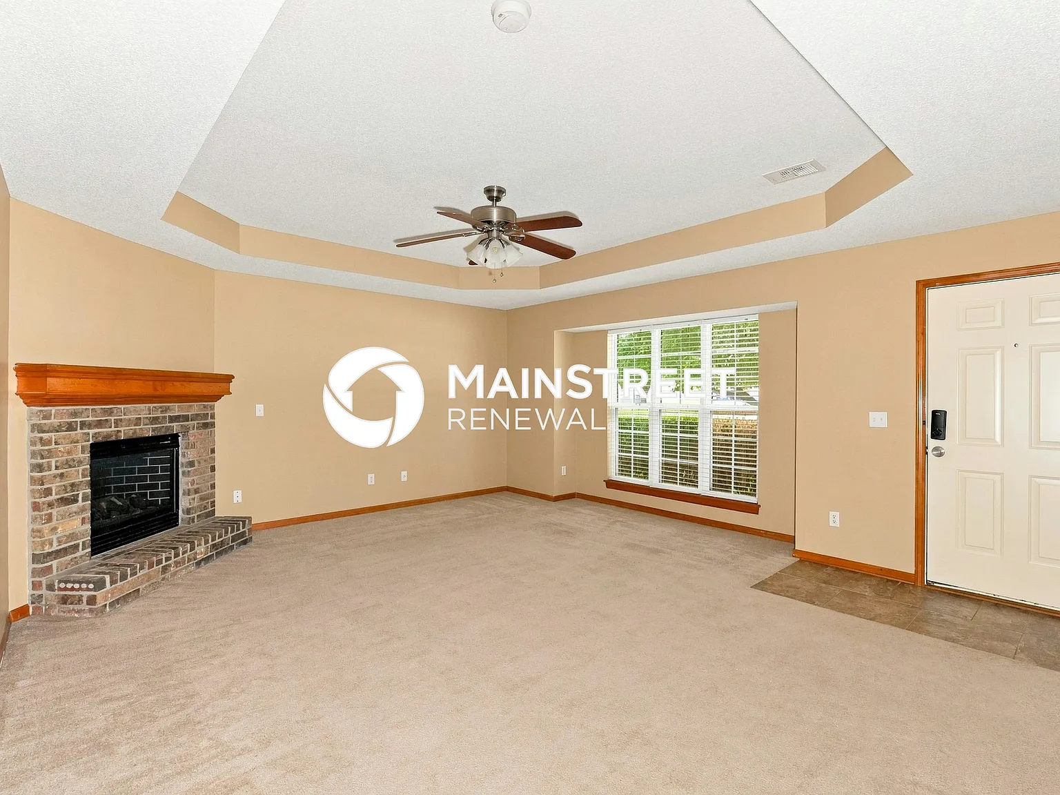 310 E Elm St — Photo 2