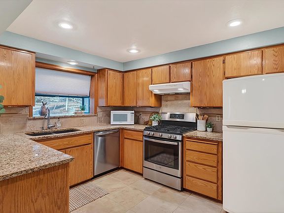 4th image of 10120 N Fleetwood St