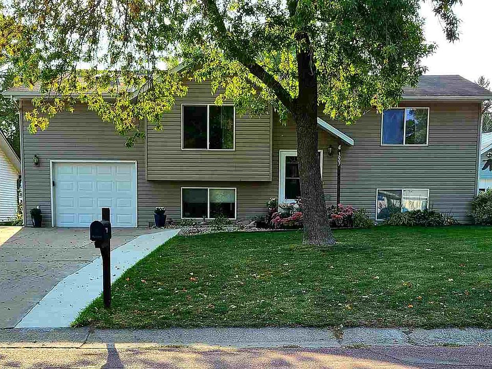 1st image of 3007 Center Lake Dr