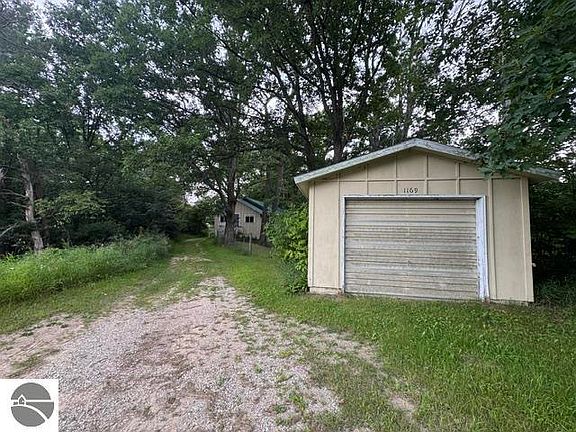 3rd image of 1169 S Lachance Rd