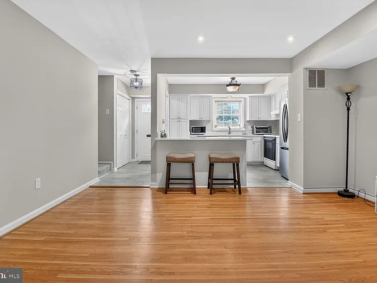 7716 Tiverton Dr — Photo 3