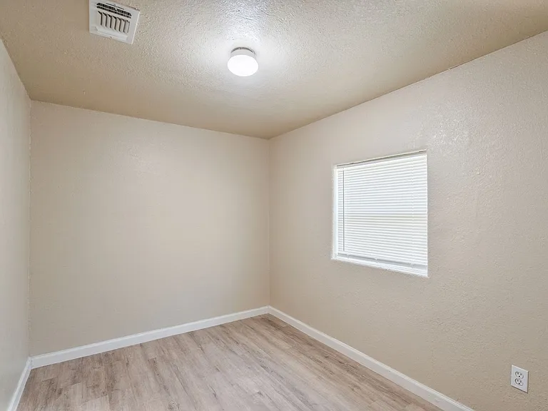 1000 Qualia Dr — Photo 12