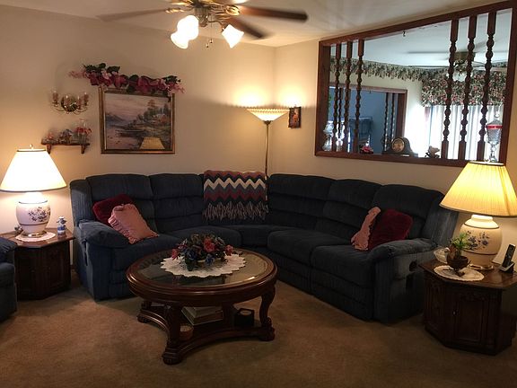 SPACIOUS LIVING ROOM