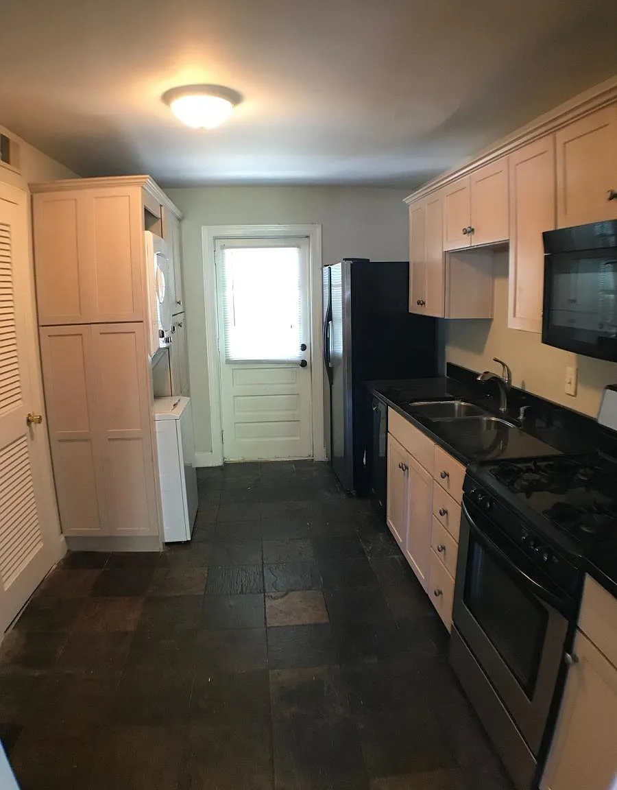 2 bed, 840 sqft, $1,900 — Photo 2