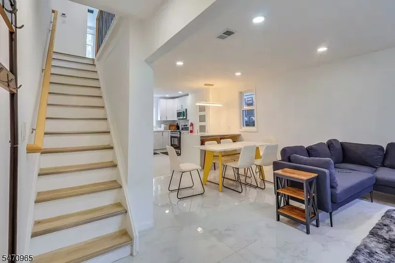 3 bed, 2.0 bath, $5,500 — Photo 2