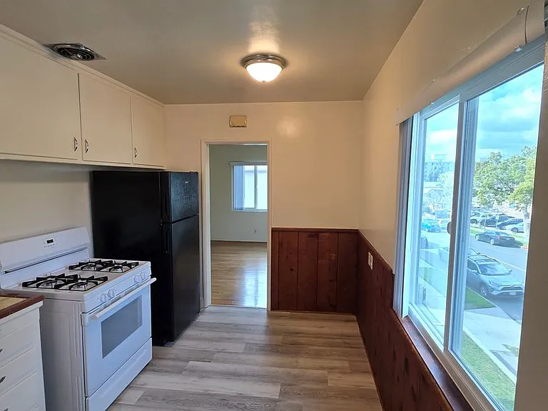 500-502 E Cypress Ave — Photo 7
