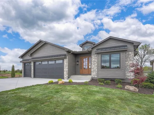 913 Savannah Ln, Greenwood, MO 64034