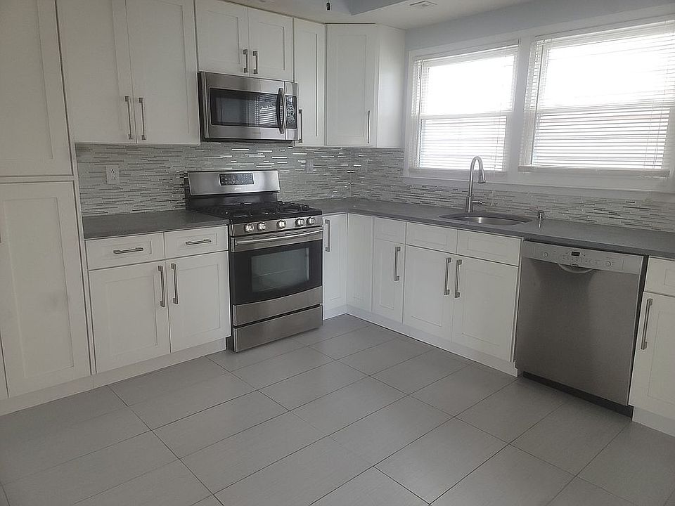 Eat-in Kitchen